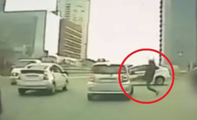 «С ноги в авто»: мужчина отомстил девушке-водителю на дороге Владивостока