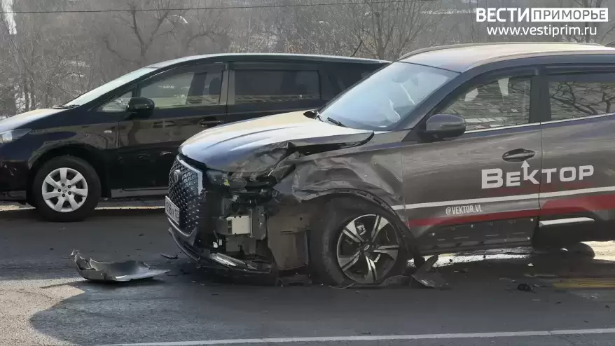 Массовое ДТП собирает пробку в центре Владивостока