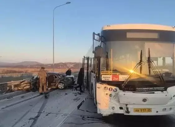 Серьезное ДТП с участием пассажирского автобуса парализовало движение на дороге в Приморье