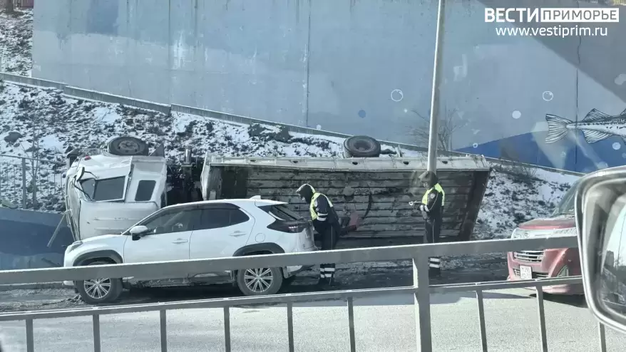 Грузовик на боку: странное ДТП во Владивостоке