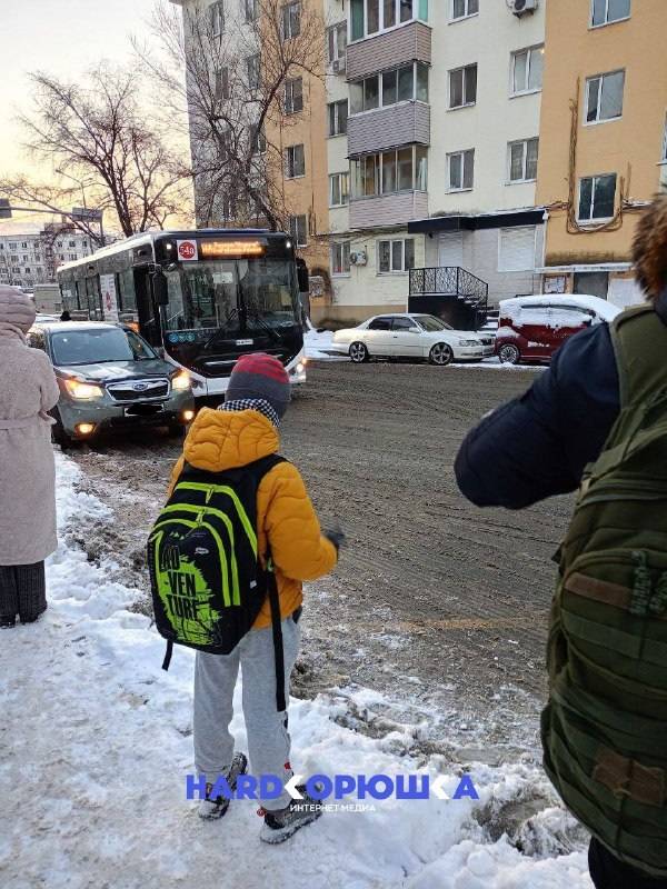 Пассажирский автобус попал в ДТП во Владивостоке