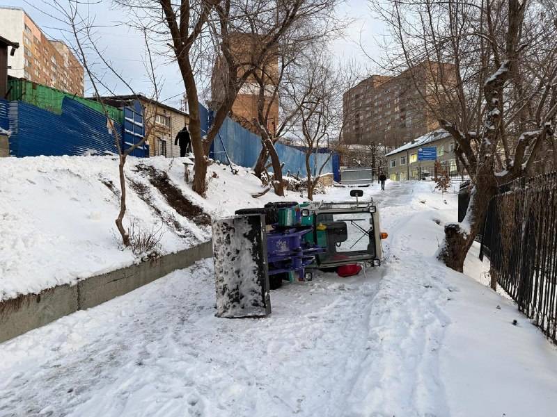 Во Владивостоке опрокинулся погрузчик: водитель погиб