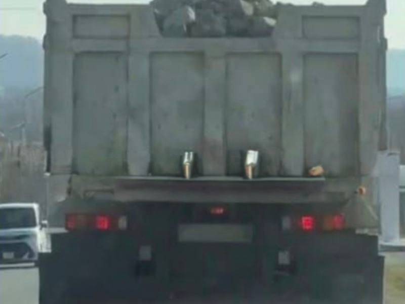 Отделался предупреждением: водитель грузовика создал опасную ситуацию на дороге в Приморье