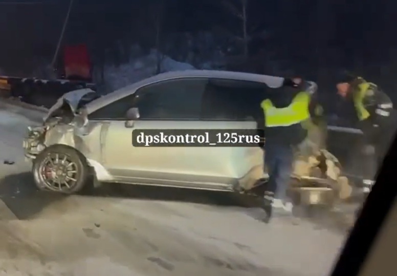 Спасатели деблокировали из искореженного автомобиля двух женщин во Владивостоке