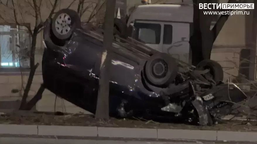 Автомобиль съехал с трассы и перевернулся во Владивостоке