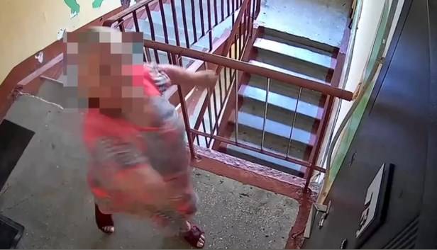Женщина с яйцами терроризирует соседей в многоэтажке Владивостока