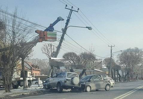 Авто в Уссурийске влетели в столб, у которого работали электромонтеры