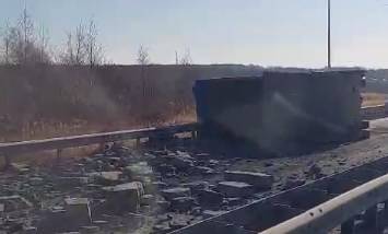 «Машины - в хлам»: грузовик перекрыл дорогу на трассе в районе Де-Фриза