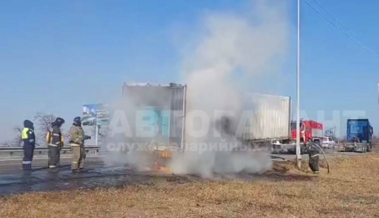 Грузовик с китайскими номерами загорелся на трассе в районе поселка Де-Фриз