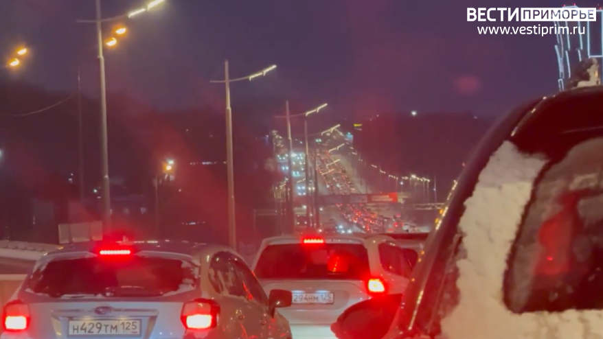 Пробки и ДТП: выпавший снег осложнил ситуацию на отдельных участках дорог Владивостока