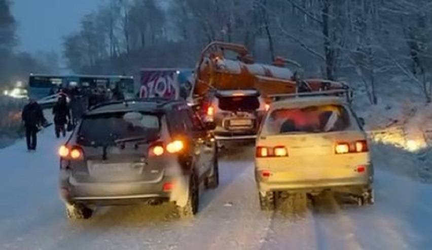Авто летят в кюветы: массовое ДТП, огромная пробка, дорога перекрыта в сторону Находки