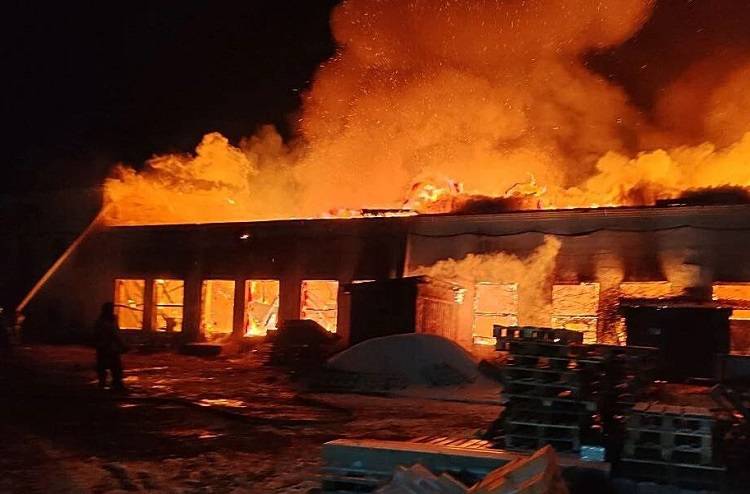 Склад стройматериалов в Находке уничтожил пожар