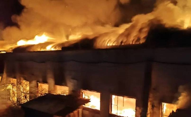 Прокуратура устанавливает обстоятельства пожара на деревообрабатывающем предприятии в Находке