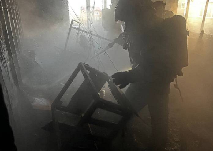 Подробности сильнейшего пожара в здании концертного комплекса во Владивостоке