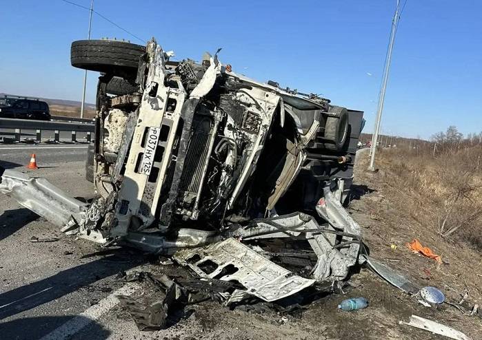 Грузовик на скорости влетел в припаркованные авто на трассе в Надеждинском районе