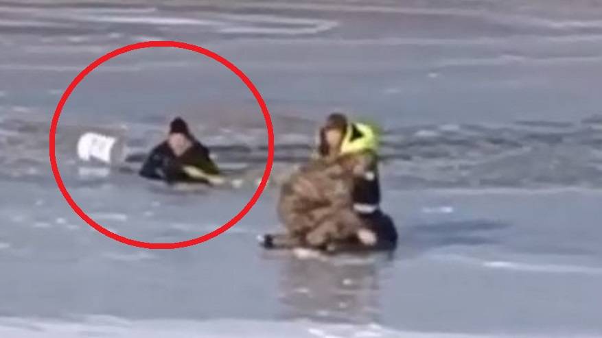 Мужчина на квадроцикле провалился под лед в Приморье