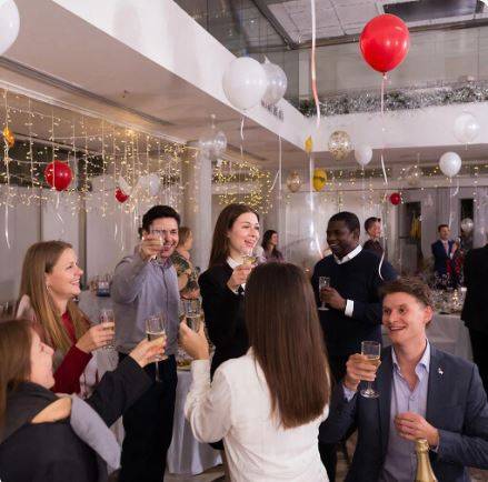 Суд наказал женщин, выложивших в Сеть видео корпоратива с участием мэра