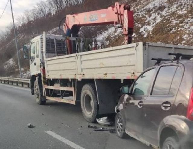 Toyota Passo залетела под грузовик на трассе Седанка – Патрокл