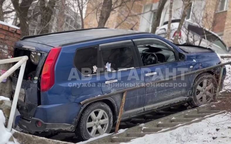Кроссовер скатился с лестницы и врезался в подпорную стену во Владивостоке
