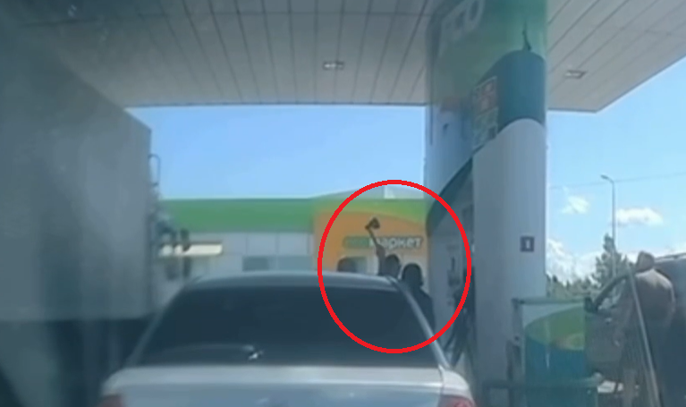 Мужчина с топором набросился на байкера: инцидентом на АЗС в Приморье займется суд