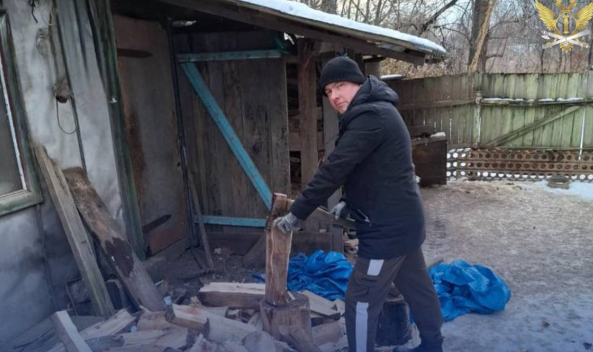 Судебные приставы помогли с заготовкой дров семье погибшего участника СВО в Приморье