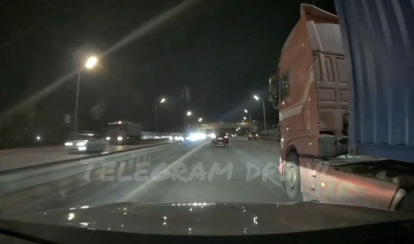 Водитель фуры едва не сделал "фарш" из легковушки во Владивостоке