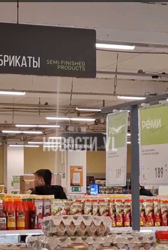 Поток воды хлынул с потолка в популярном супермаркете Владивостока