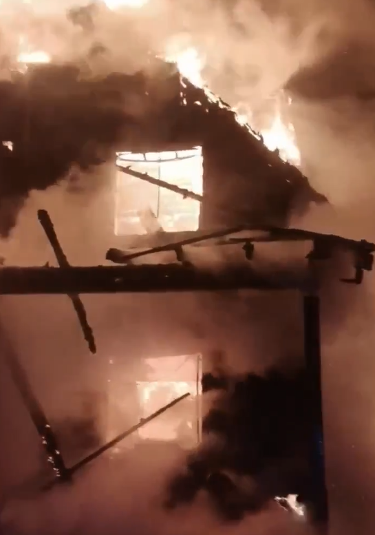 Дом охвачен пламенем: еще один мощный пожар ликвидируется в Приморье