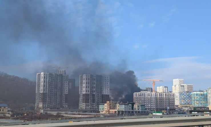 Мощный пожар полыхает в новом микрорайоне Владивостока