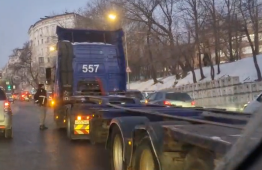 ДТП с тягачом осложнило движение на трафиковом участке дороги во Владивостоке