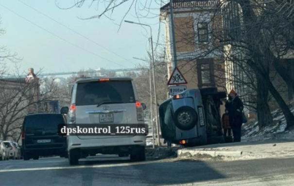 Автомобиль опрокинулся на тротуар во Владивостоке