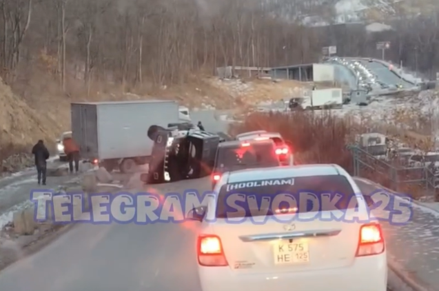 Китайский внедорожник перевернулся на бок в районе Снеговой Пади