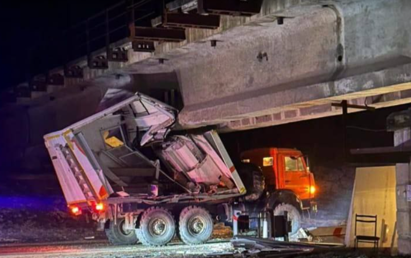 Грузовик врезался в мост в Приморье — водитель скрылся