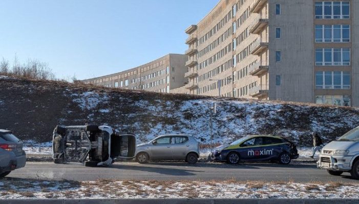 Автомобиль перевернулся на Русском острове