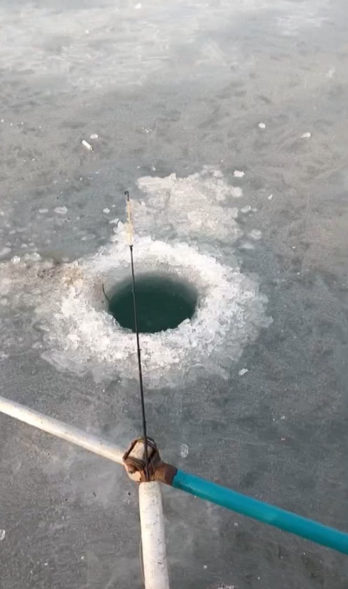 Рыбы нет, а штрафы выросли: любители подледного лова напрасно рискуют жизнью в Приморье