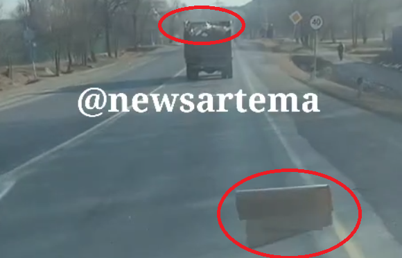 "Летит на мою машину": грузовик раскидал мусор по дороге в Приморье