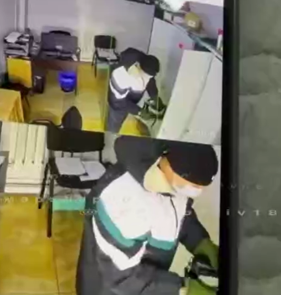 Мужчина в маске "обчистил" сейф магазина в Приморье