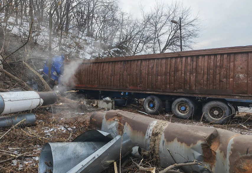 Фура протаранила тепломагистраль в Находке
