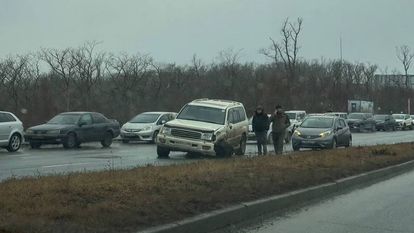 У "крузака" вырвало колесо в ДТП на Русском острове