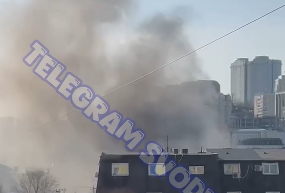 Грохают хлопки: серьезный пожар полыхает в самом центре Владивостока