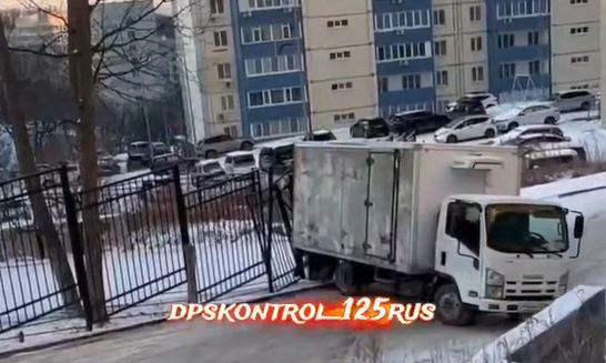 Машины катаются по ледяной горке во Владивостоке