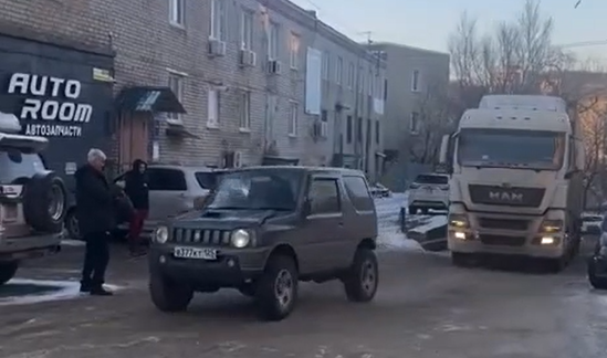 Слон и Моська: малыш Jimny спас из ледяного "плена" многотонную фуру во Владивостоке