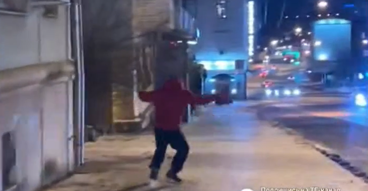 Владивостокцы передвигаются по тротуарам на коньках