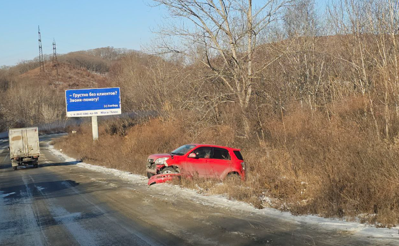 "Женщина в шоке": автомобиль ушел с трассы в кювет в Приморье