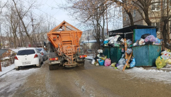 Водителей Владивостока просят освободить подъезды к площадкам ТБО