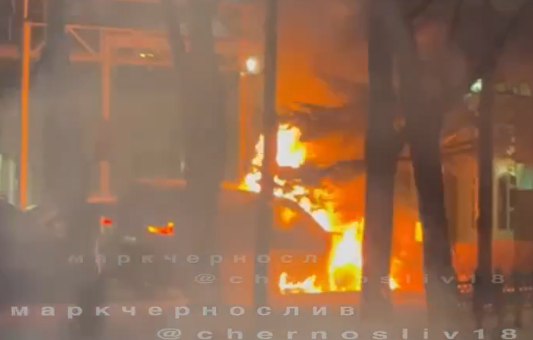 Автомобиль полыхает возле гостиницы в Уссурийске