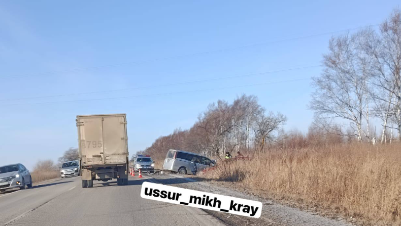 Два автомобиля в кювете: серьезное ДТП в Приморье