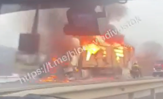 Большегруз полыхает на трассе в Приморье