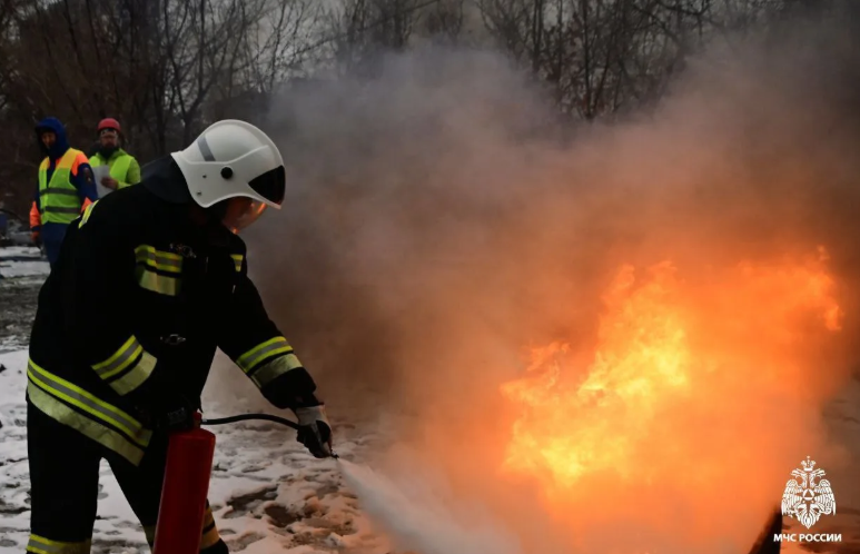 Спасатели деблокировали двух пассажирок, попавших в страшное ДТП в Приморье