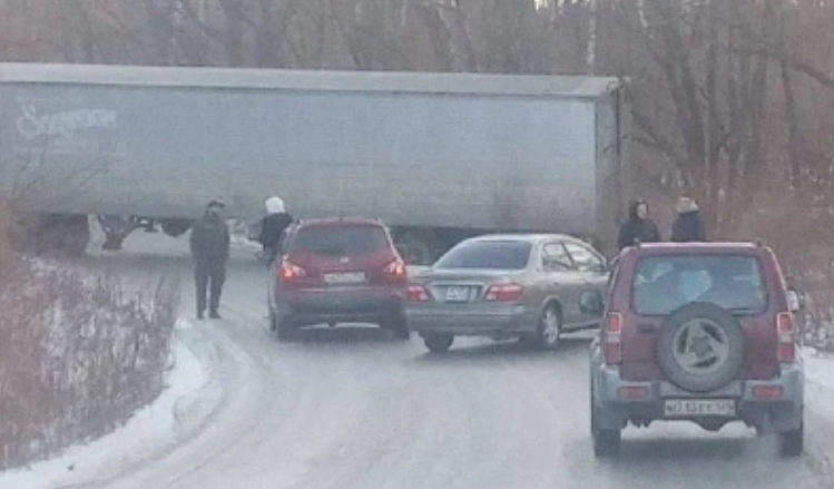 Фуру вынесло с трассы из-за гололеда в Приморье